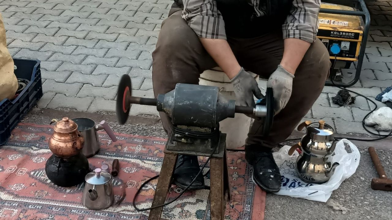 Osmaniye’nin Son Sokak Kalaycılarından Yerde Oturup Mesleğini Yaşatıyor (3)