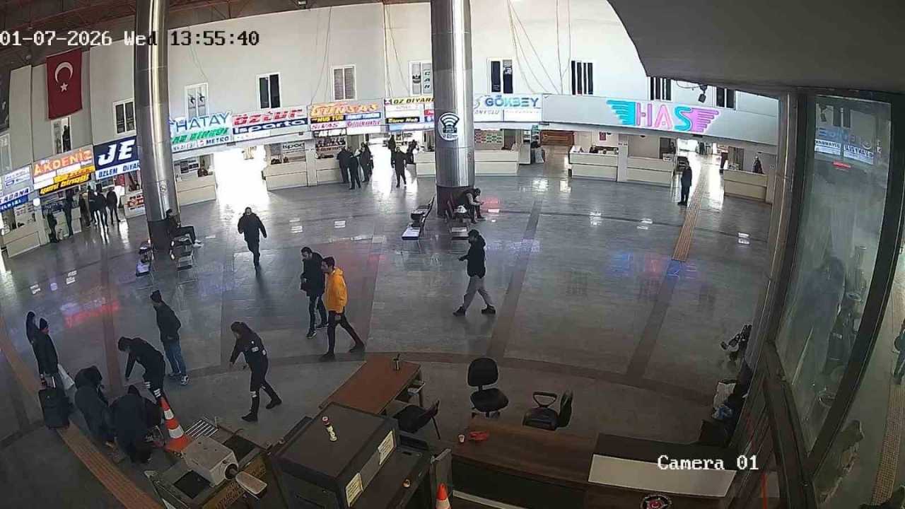 Otogarda Yere Yığılan Kadına Güvenlik Görevlisinden Hayat Kurtaran Müdahale (1)