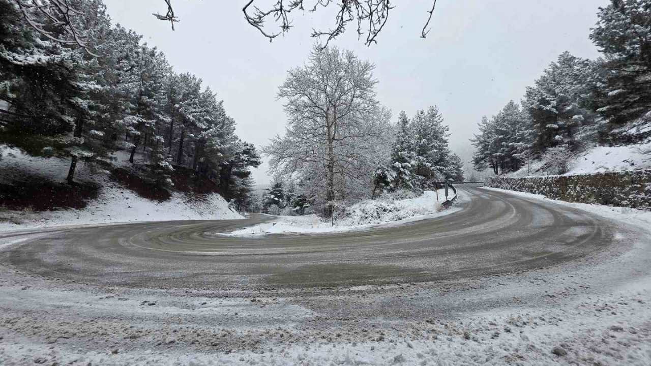 Pozantı Beyaza Büründü Kar Yağışı Hayatı Etkiledi (1)