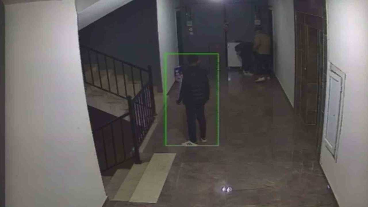 Reyhanlı’da Daire Önünden Ayakkabı Çaldılar O Anlar Kamerada (2)