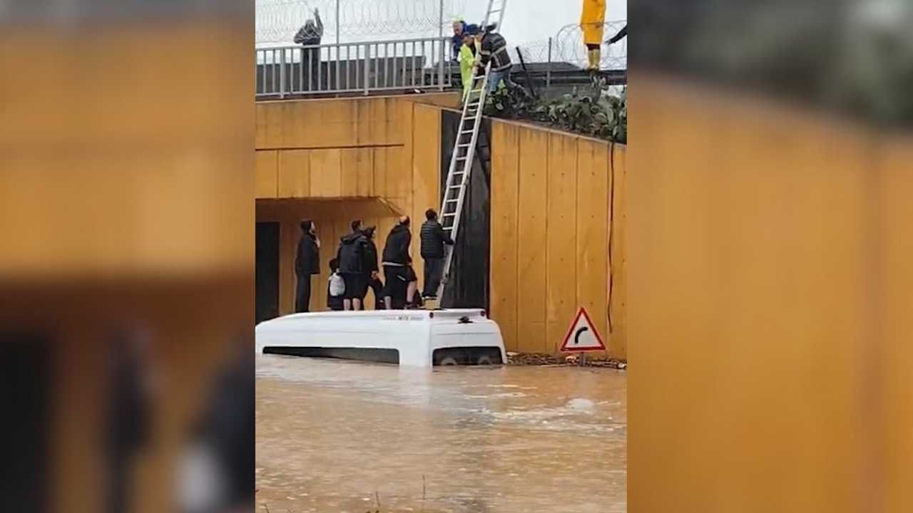 Sel Suları Yükseldi Minibüs Üzerinde Mahsur Kalanlar Kurtarıldı (1)