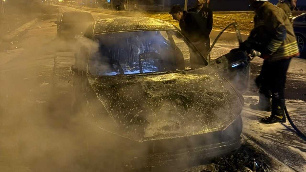 Seyir Halindeki Otomobil Alev Alev Yandı (2)