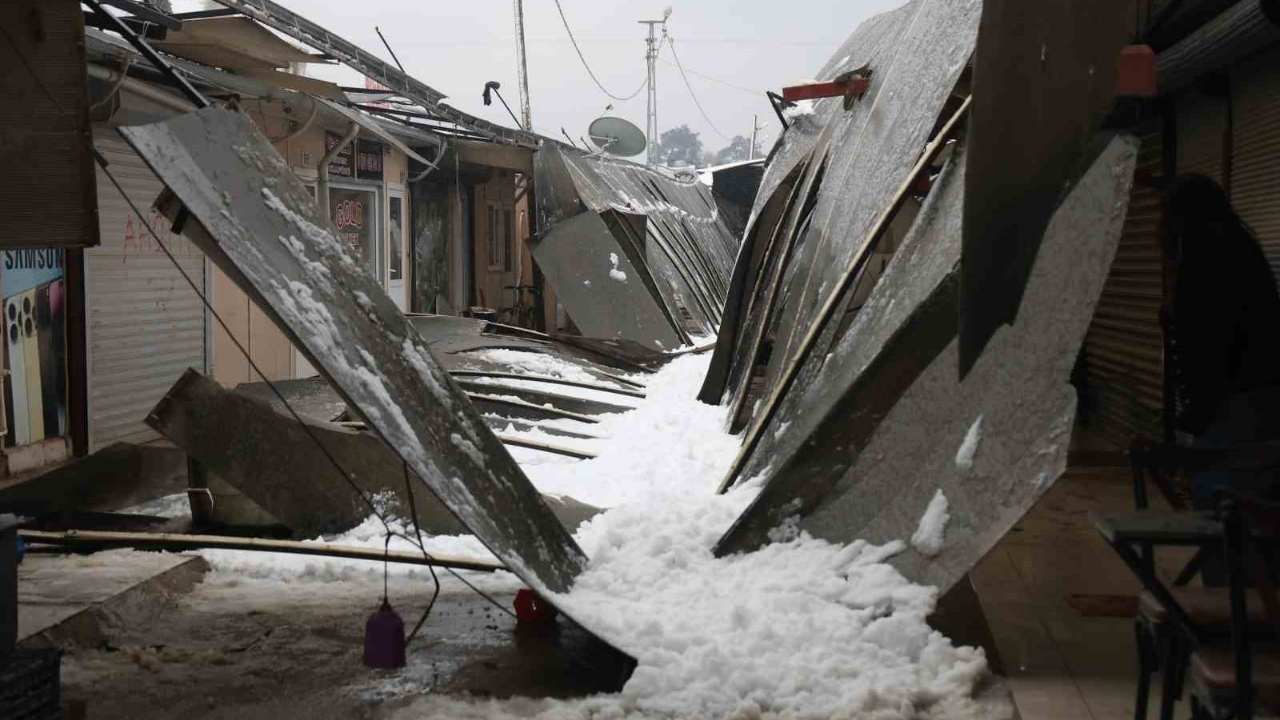 Şiddetli Kar Yağışı Plastik Çatıyı Çökerterek Panik Yarattı (2)