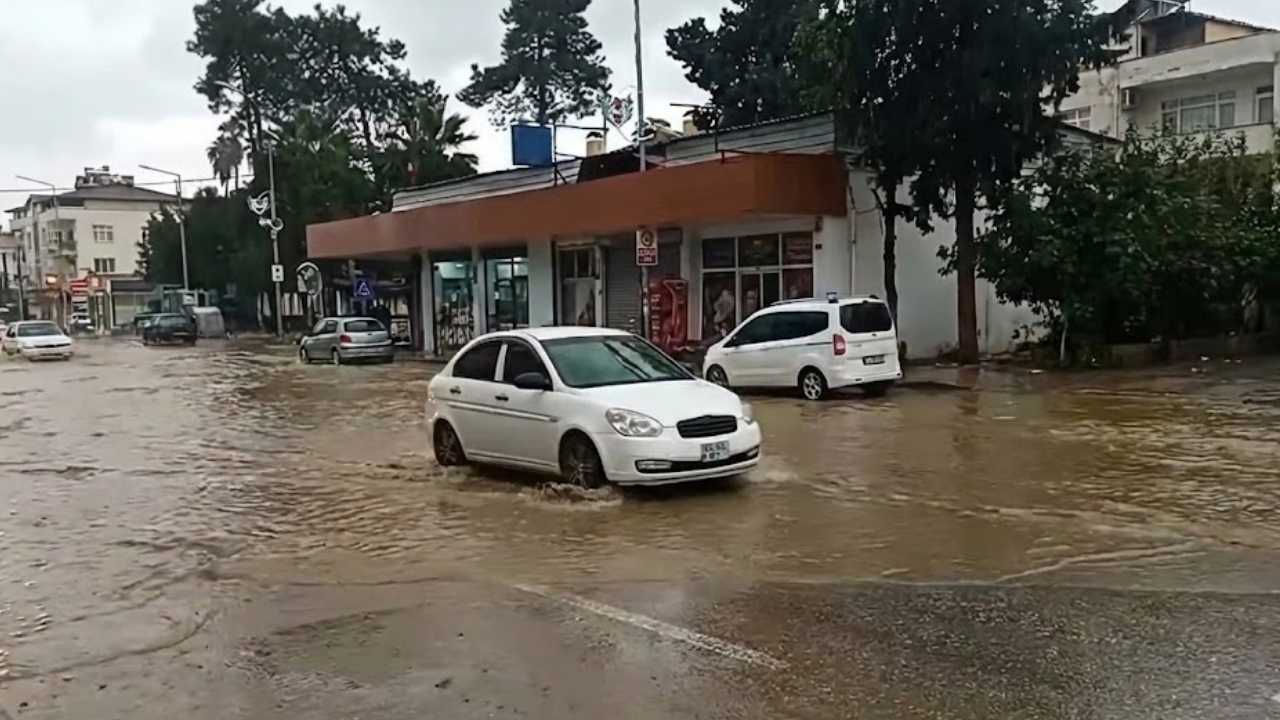 Toprakkale’de Sağanak Yağış Hayatı Durdurdu (2)