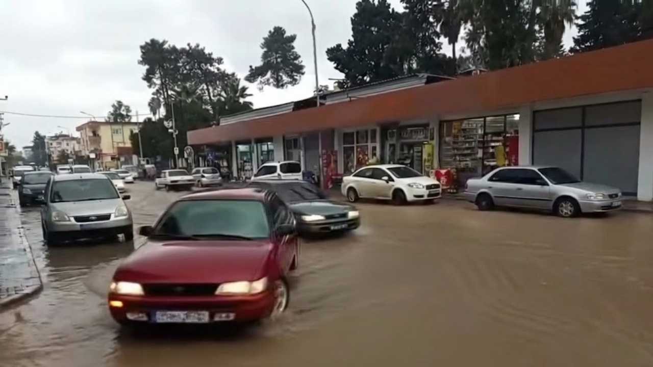 Toprakkale’de Sağanak Yağış Hayatı Durdurdu (3)