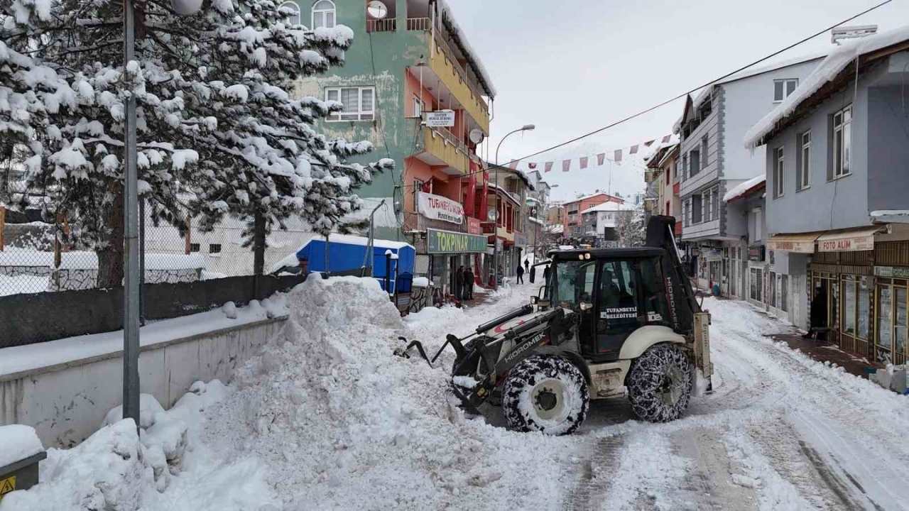 Tufanbeyli’de Kar Yağışı Ilçeyi Beyaz Bir Masala Dönüştürdü (2)