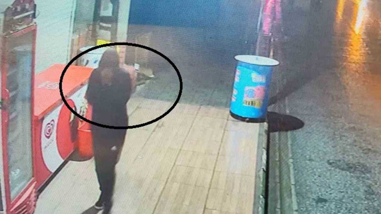 Yüzünü Eliyle Kapatıp Büfeden Alkol Çaldı, Güvenlik Kamerasına Yakalandı (1)