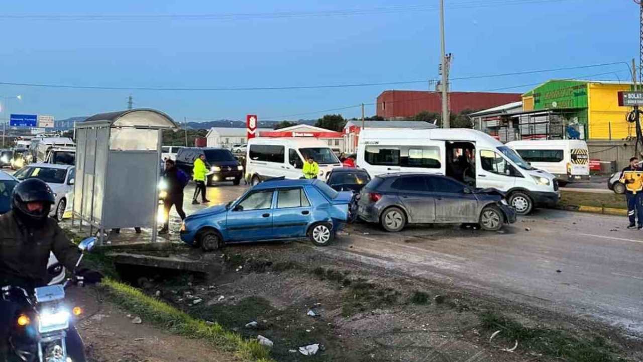 Zincirleme Kazada Faciadan Dönüldü Durağa Dalan Araçtan Son Anda Kurtuldular (2)