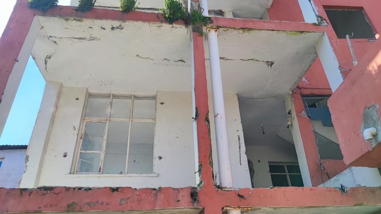 Adana’da Ağır Hasarlı Bina Yıkılmadı, Mahalleli Tedirgin (2)