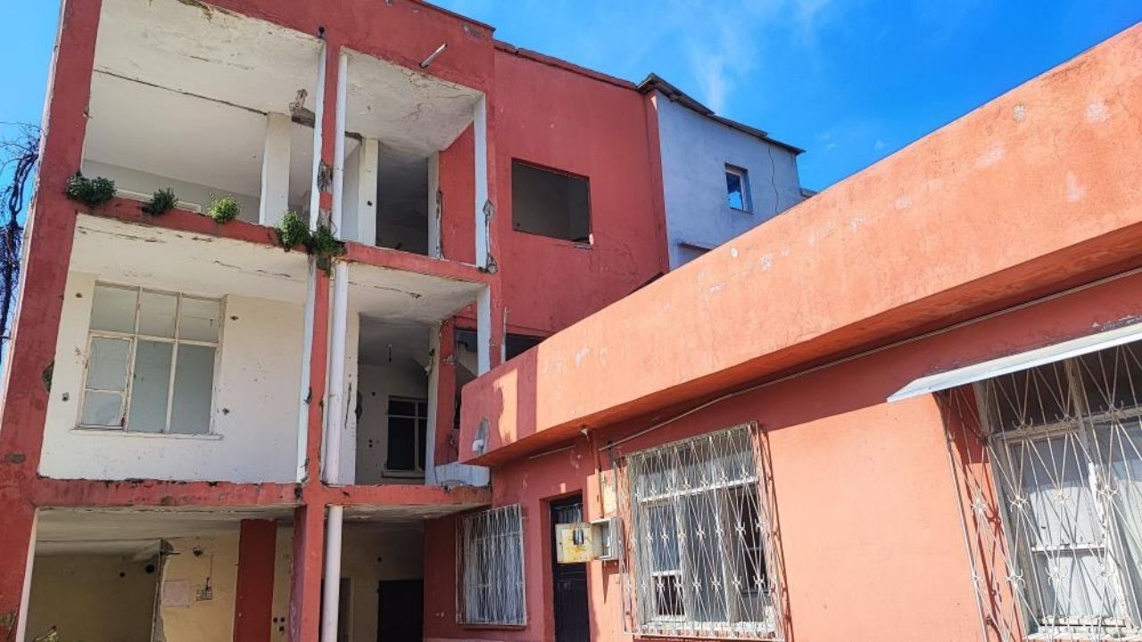 Adana’da Ağır Hasarlı Bina Yıkılmadı, Mahalleli Tedirgin (3)