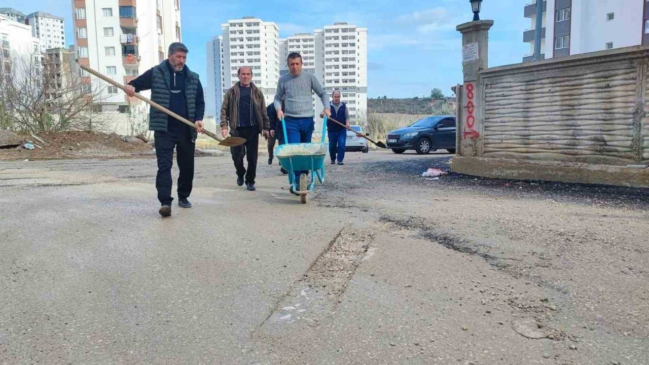 Adana’da Belediyenin Kapatmadığı Çukurları Mahalleli Kendi Imkânıyla Doldurdu (2)