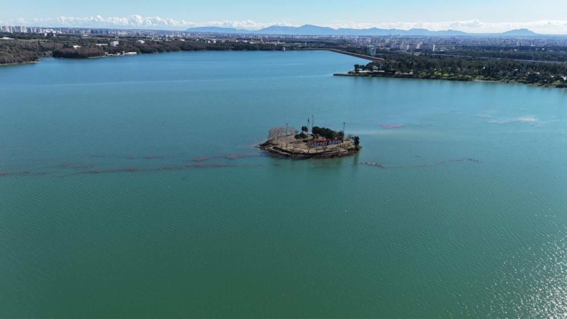 Adana’da Gölde Su Seviyesi Yükseldi, Sevgi Adası Yolu Kayboldu (1)