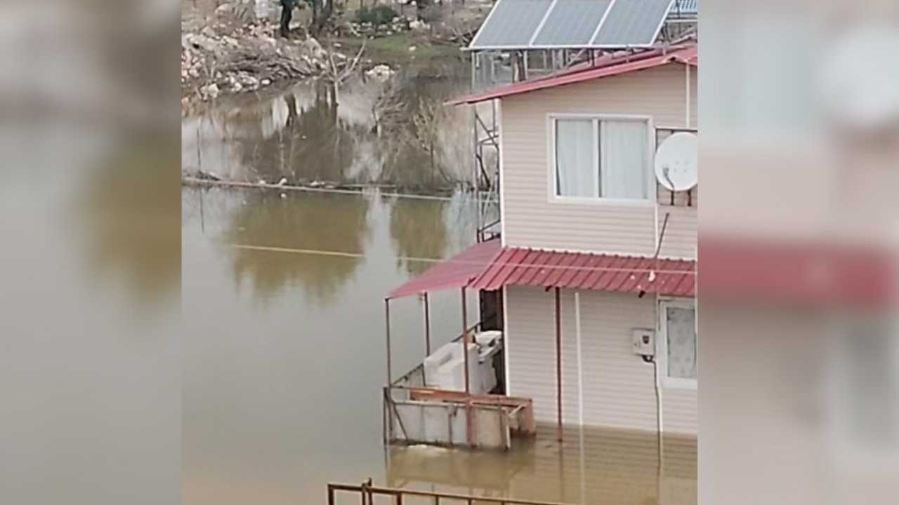 Adana’da Köyü Sel Bastı Yollar Kapandı, Kamyon Suya Gömüldü (1)