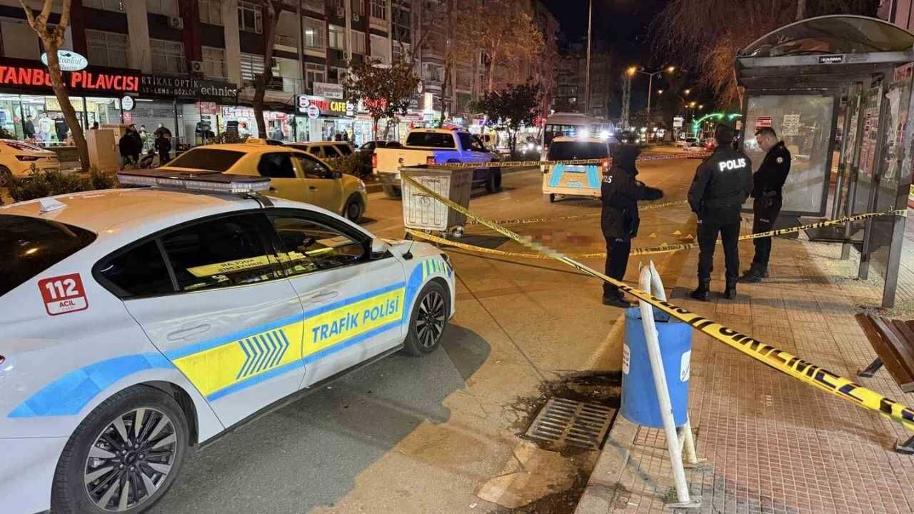 Adana’da Otobüs Bekleyen Genç Silahlı Saldırıda Ağır Yaralandı (2)