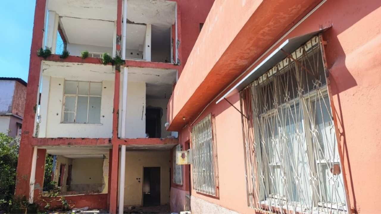 Ağır Hasarlı Bina Yıkılmadı, 10 Kişilik Aile Korku Içinde (2)-1