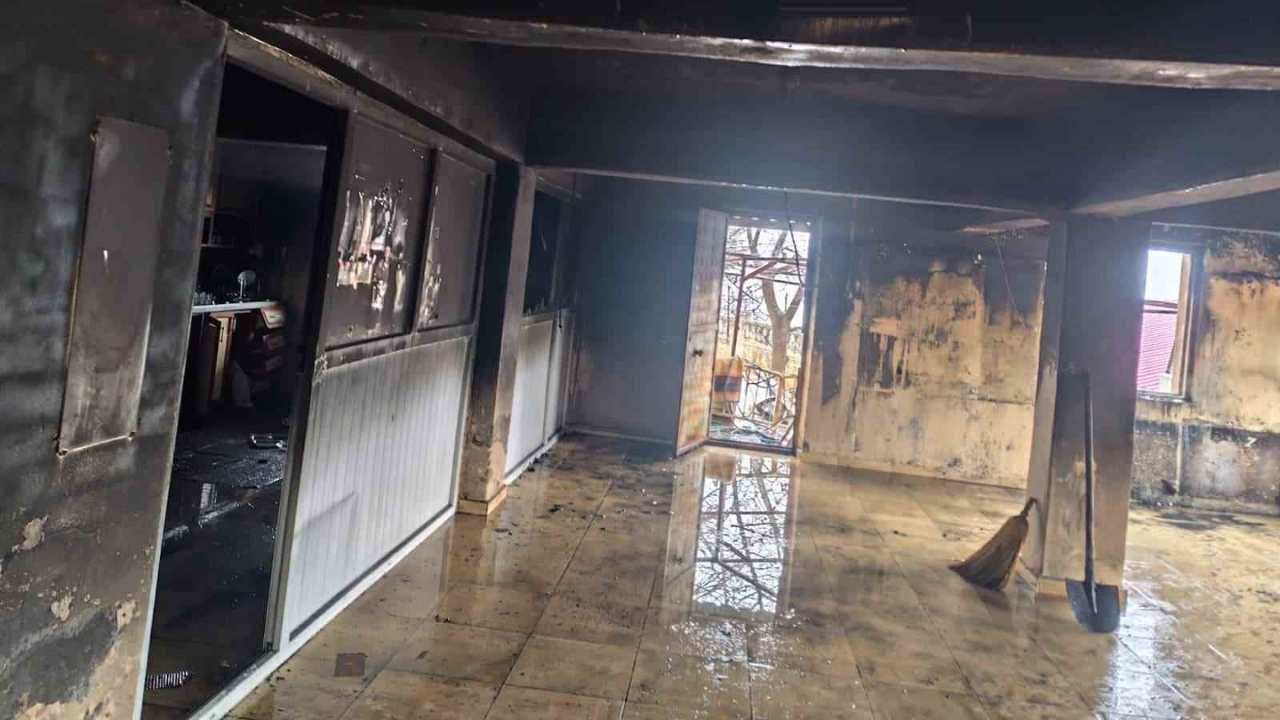 Camide Çıkan Yangın Hasara Neden Oldu (1)