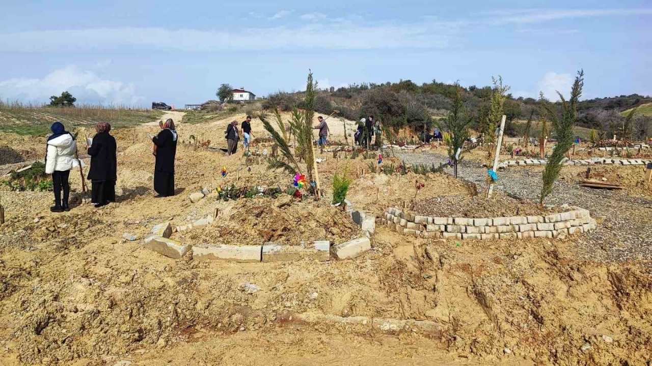 Depremzede Ailenin Evine Giden Tek Yol Kazıldı, Mağdur Oldular (1)