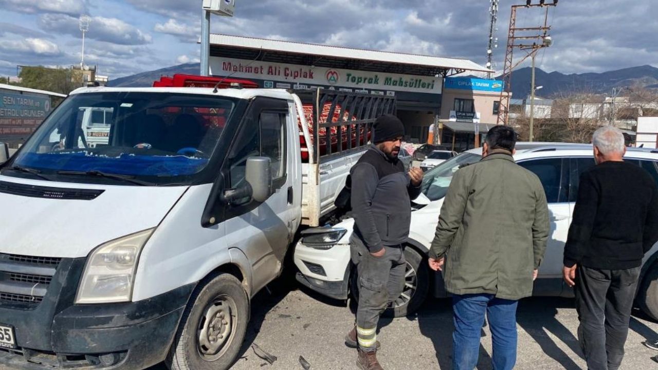 Düziçi Muhsin Yazıcıoğlu Bulvarı’nda Şiddetli Çarpışma! Çevre Yolu Kavşağı Karıştı Yaralılar Var (1)