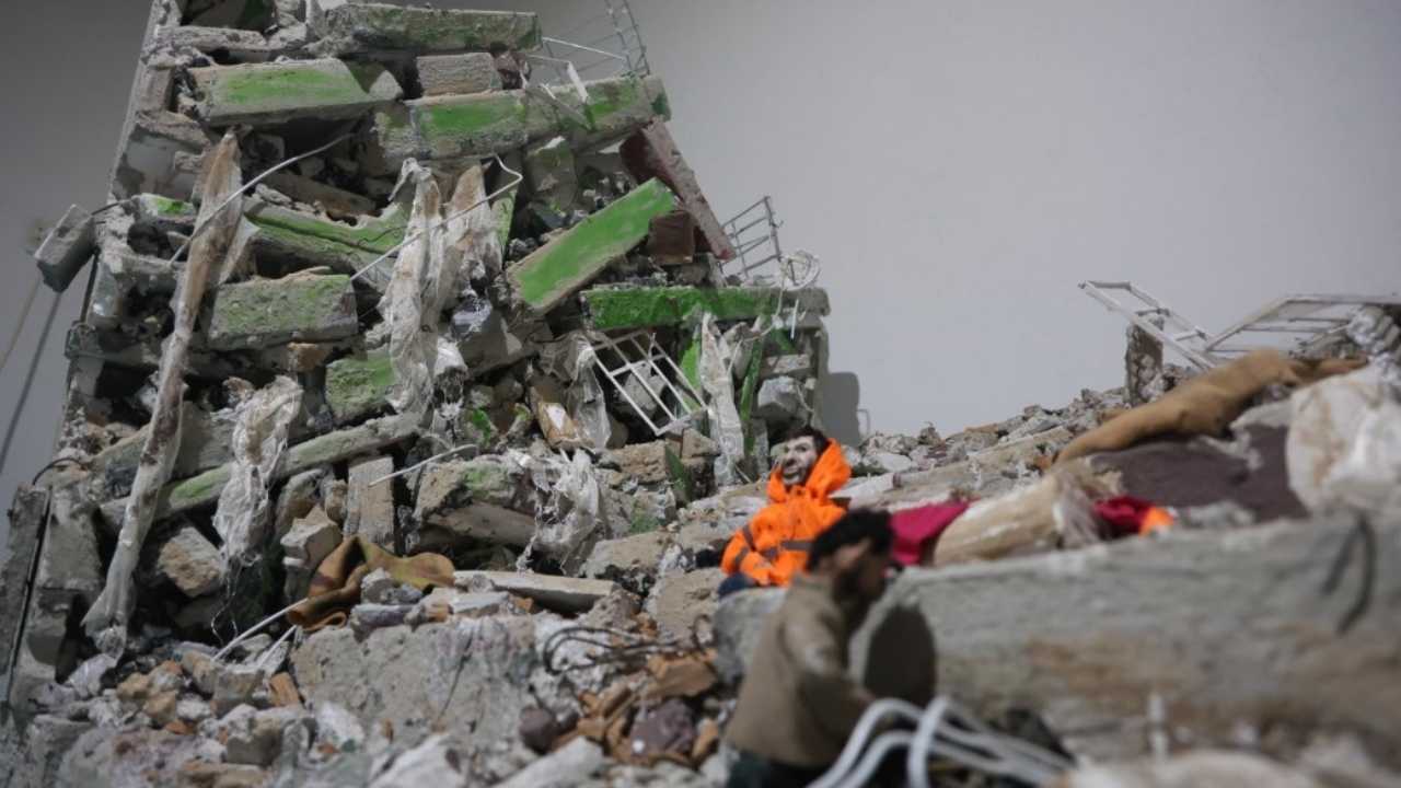 Enkaz Altındaki Kızının Elini Bir An Olsun Bırakmayan Babanın Yaşadıklarını Minyatüre Dönüştürdü (2)