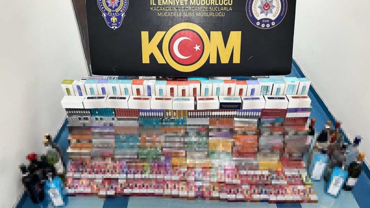 Evdeki Vitrinlerden Kaçak Sigaralar Çıktı, Savunması Pes Dedirtti (3)