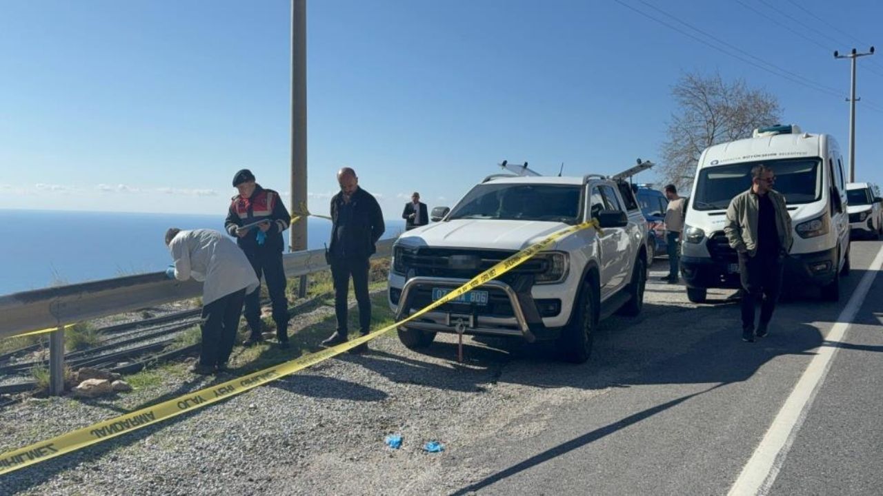 Gazipaşa’da Yol Kenarında Ölü Bulunan Kadının Eşi Ve Oğlu Tutuklandı (1)