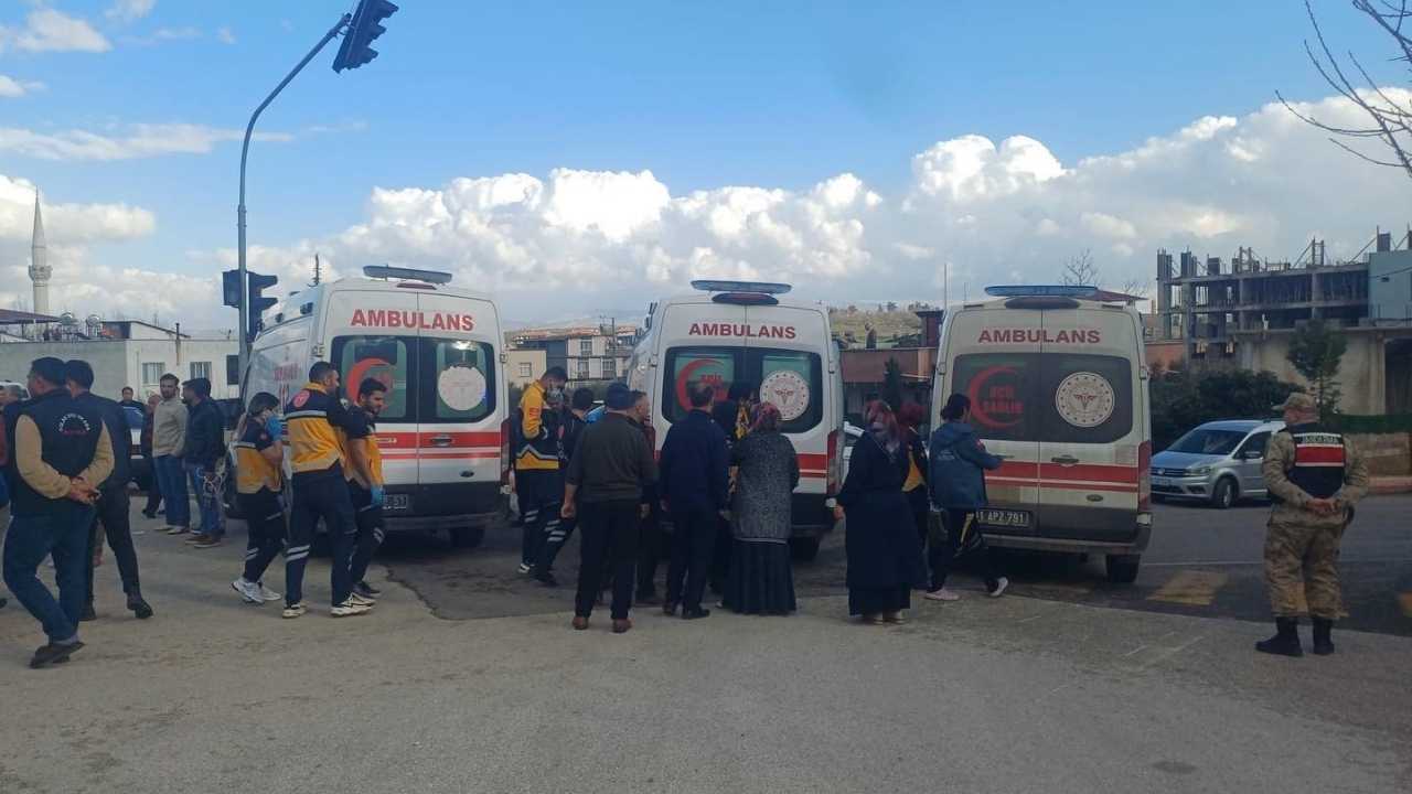 Hassa’da Trafik Kazası 4 Kişi Yaralandı (2)