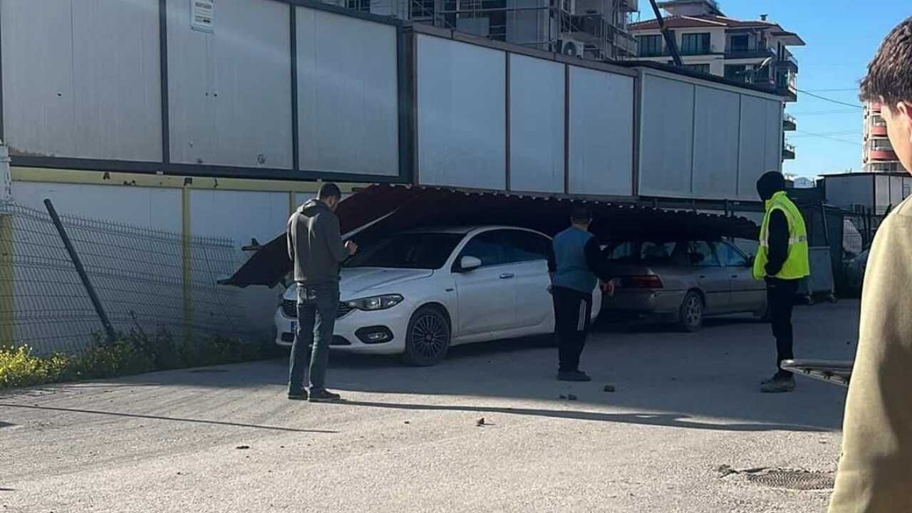 Hatay’da Fırtına Sac Çatıyı Uçurdu, 2 Araç Hasar Gördü (2)
