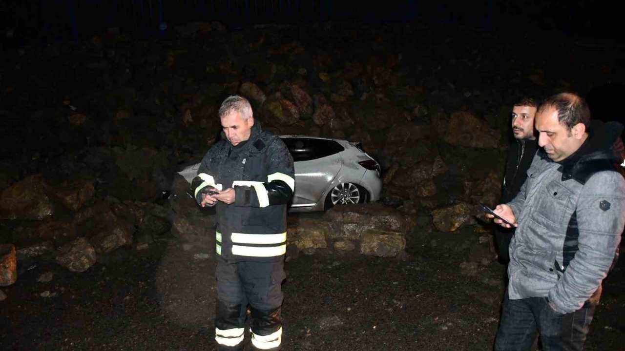 Hatay’da Istinat Duvarı Park Halindeki 7 Aracın Üzerine Çöktü (2)