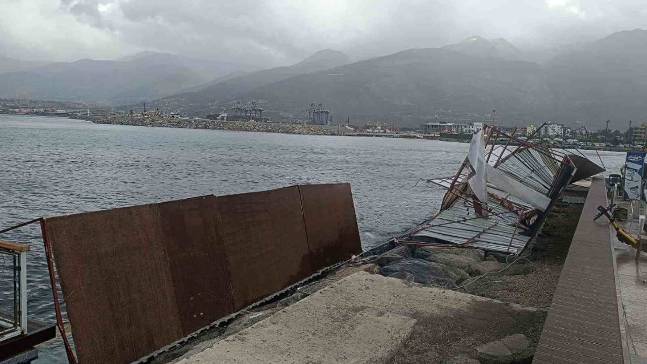 İskenderun Belediyesi’nin Ramazan Çadırları Fırtınaya Dayanamadı (2)