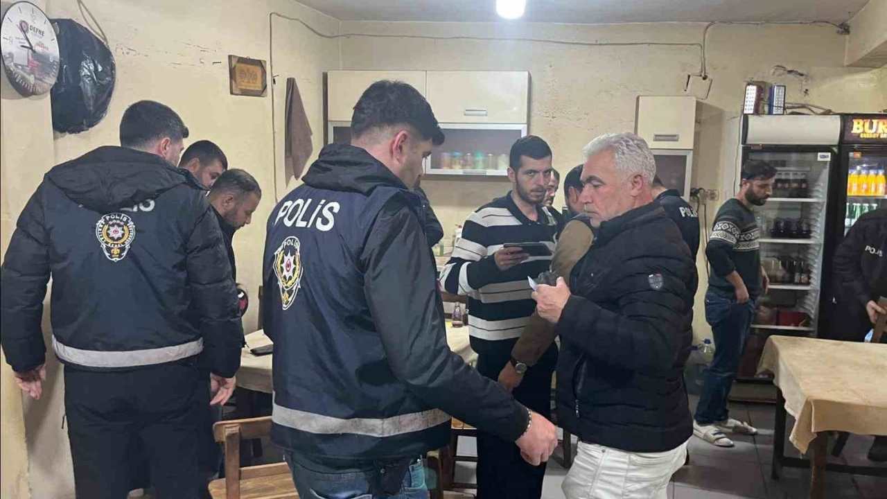 İskenderun Polisi Kafe Ve Kıraathanelere Uygulama Gerçekleştirdi (1)