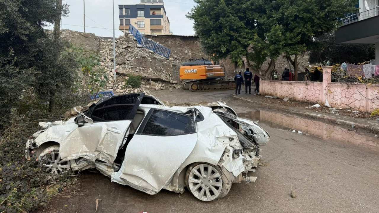 İstinat Duvarı Çöktü, Araçlar Demir Yığınına Döndü (1)