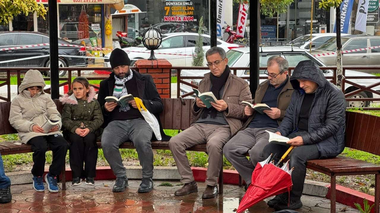 Kadirli’de Kitap Sevdalıları Yağmura Meydan Okudu (1)