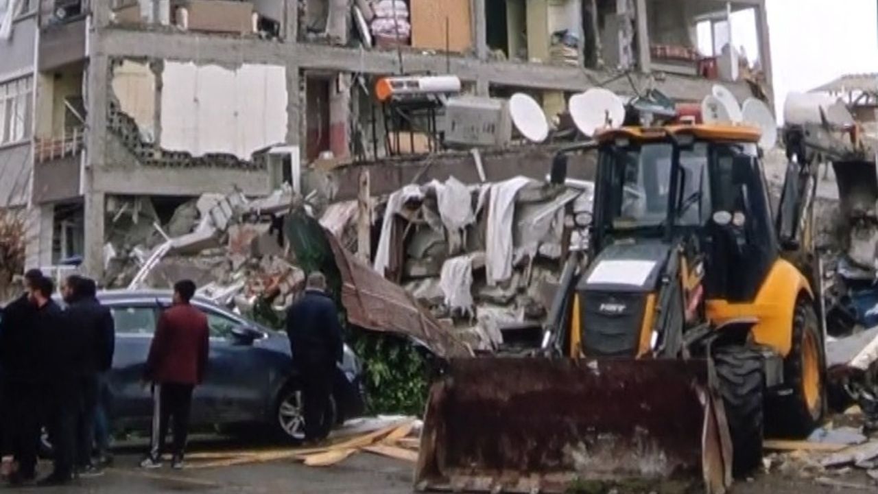 Karton Parçasına Sağ Mı Ölü Mü Yazdık Kendi Annesini Enkazdan Çıkaran Operatörün Dramı (2)