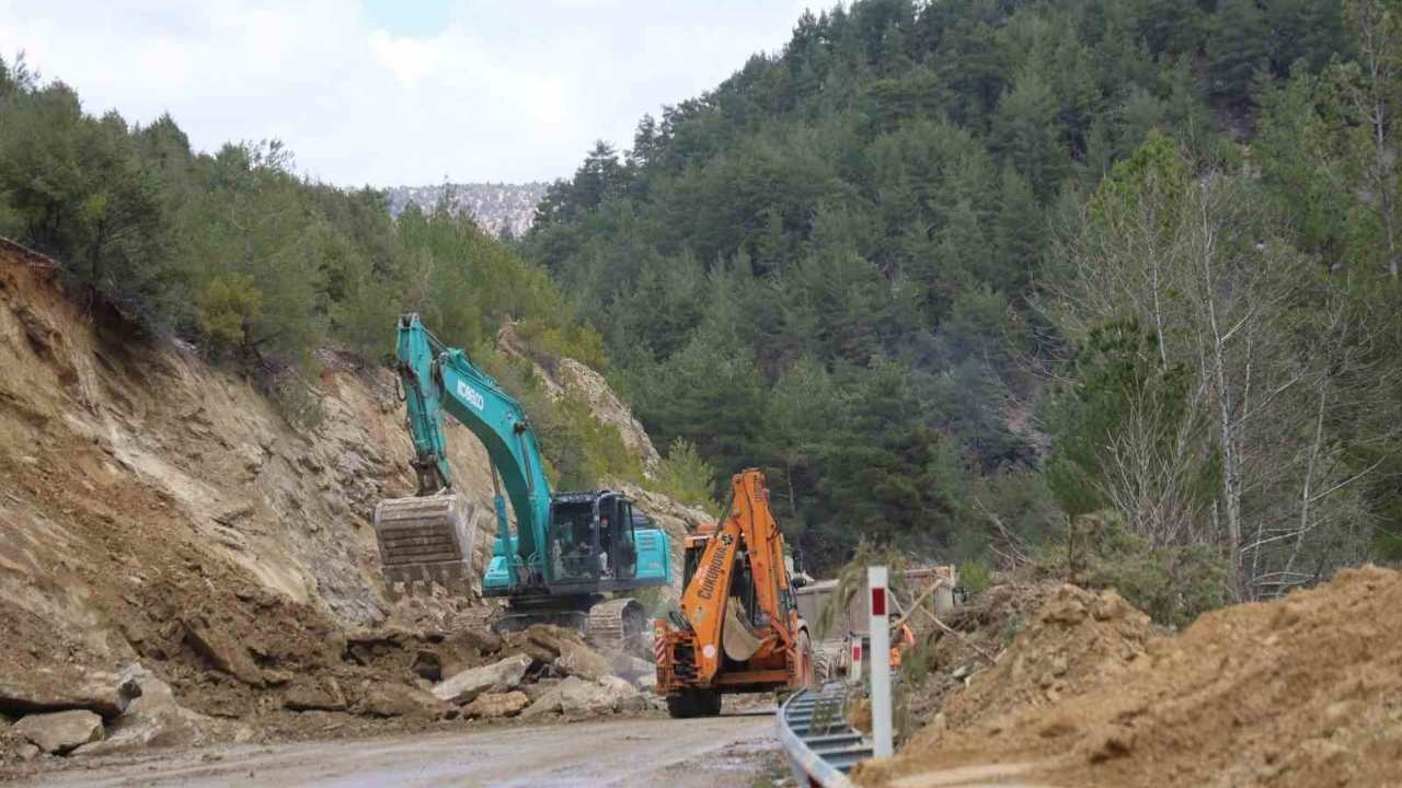 Kayseri Adana Karayolunda Selin Izleri Siliniyor (2)