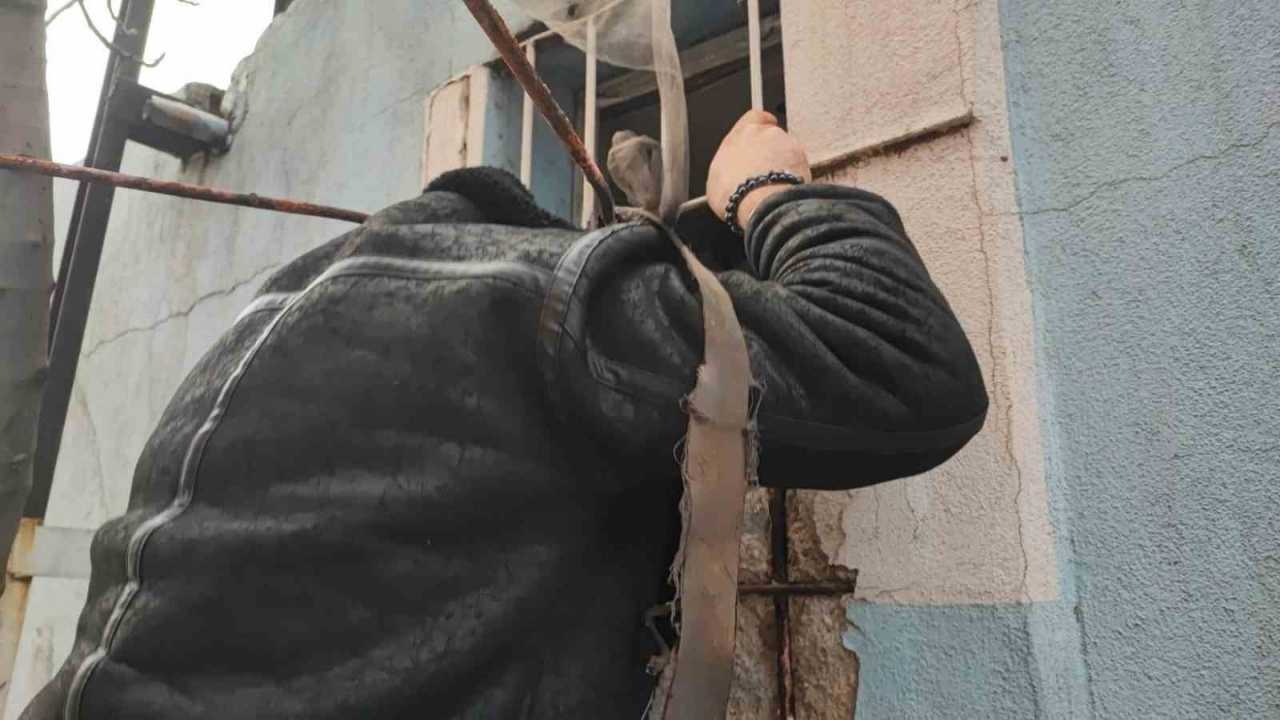 Kedi Bile Zor Girer Denilen Pencereden Girdi, Sadece Iphone’ları Çaldı (1)