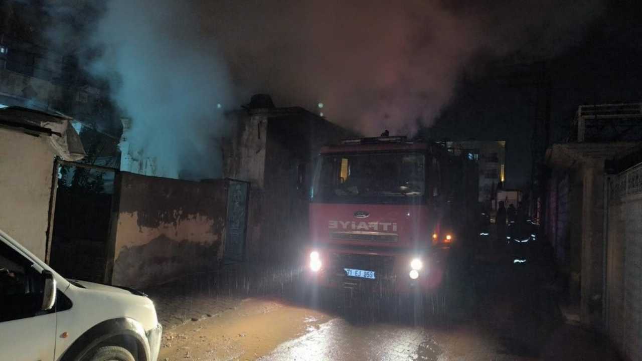 Kırıkhan’da Metruk Binada Yangın Paniği (2)