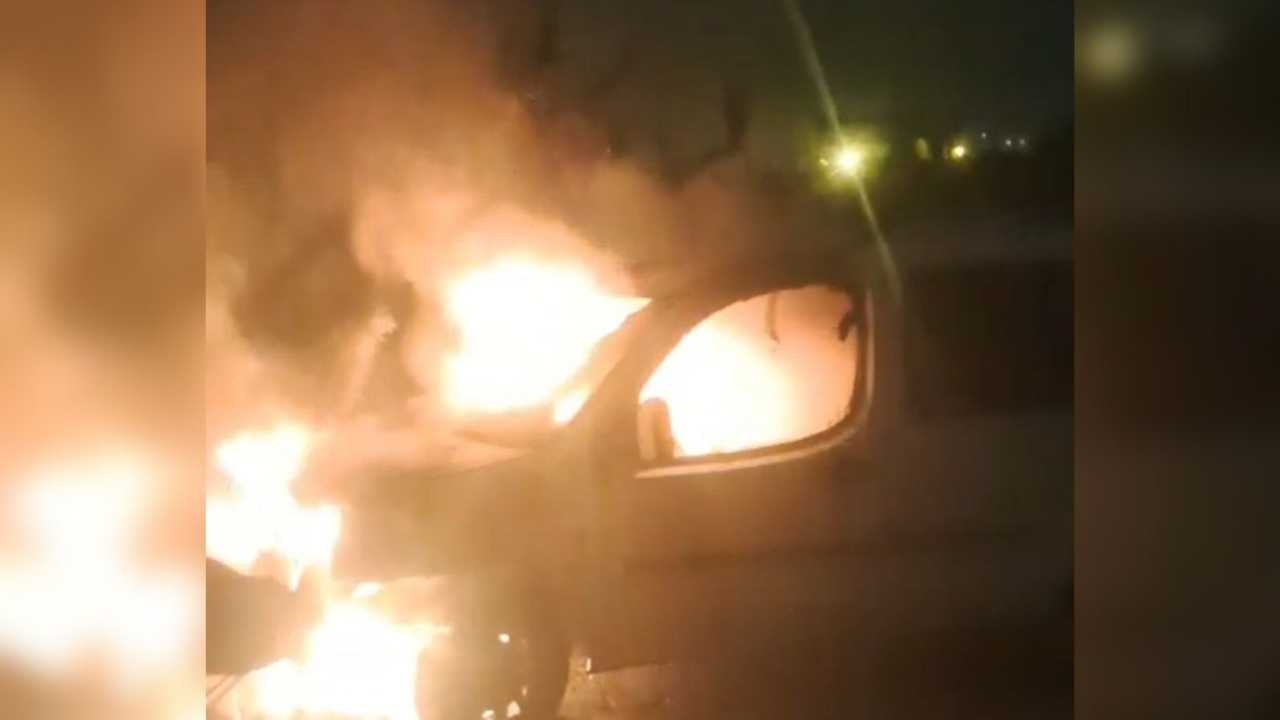 Kozan’da Park Halindeki Otomobil Alev Alev Yandı (1)