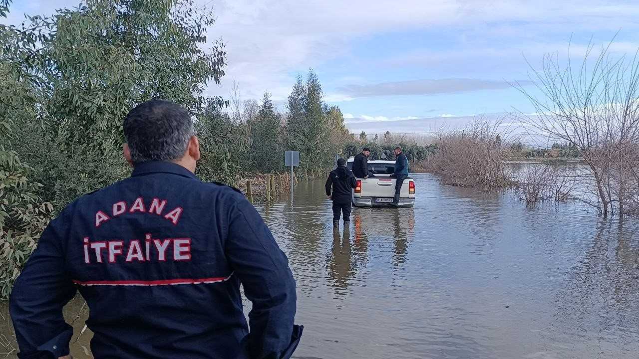 Kozan’da Sel Sularında Mahsur Kalan Araçları Ekipler Kurtardı (2)