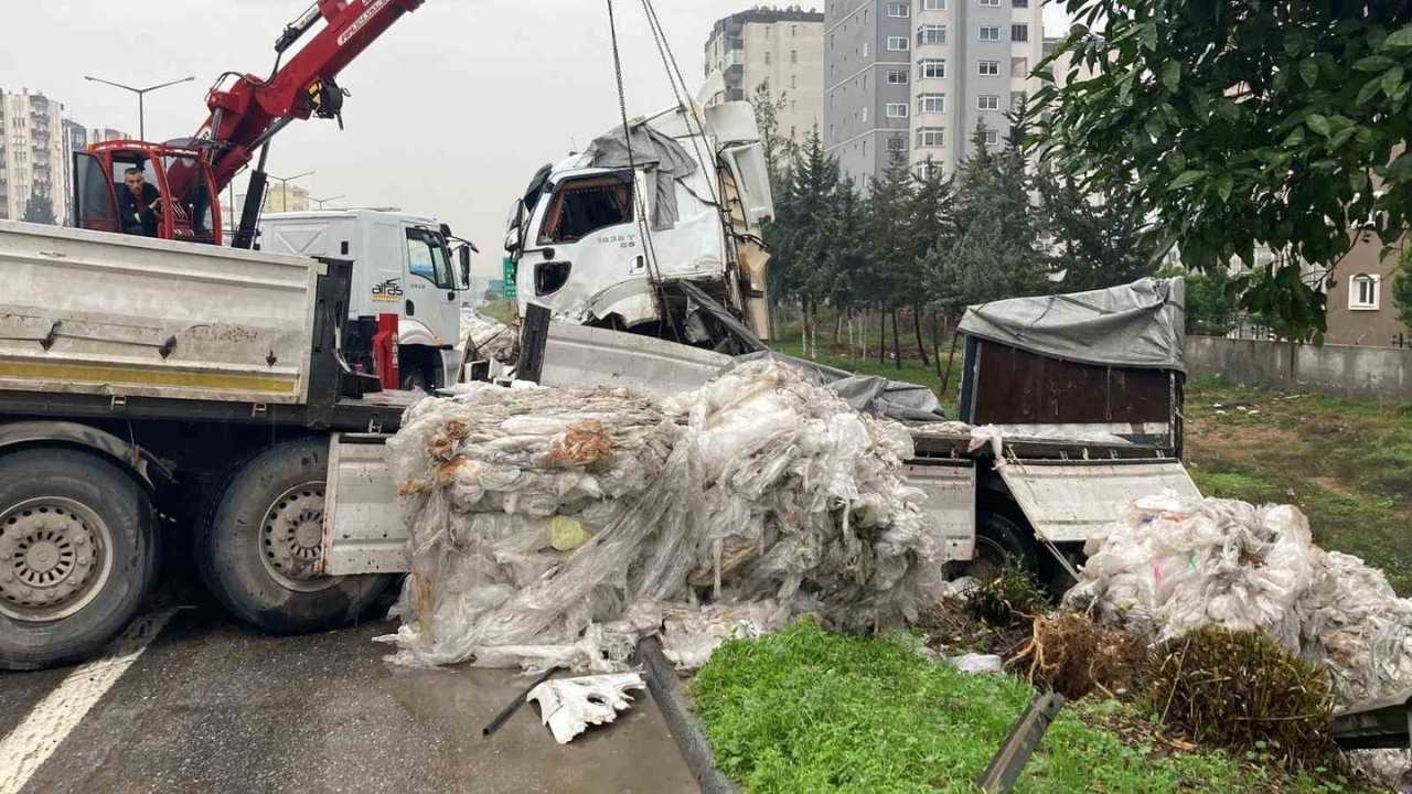 Naylon Atık Yüklü Tır Bariyerlere Çarptı, Tag Otoyolu Çöplüğe Döndü (1)