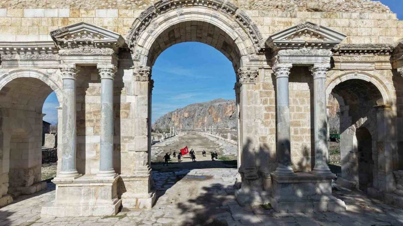 Öğrenciler Anavarza’da Zeybek Oynadı (2)