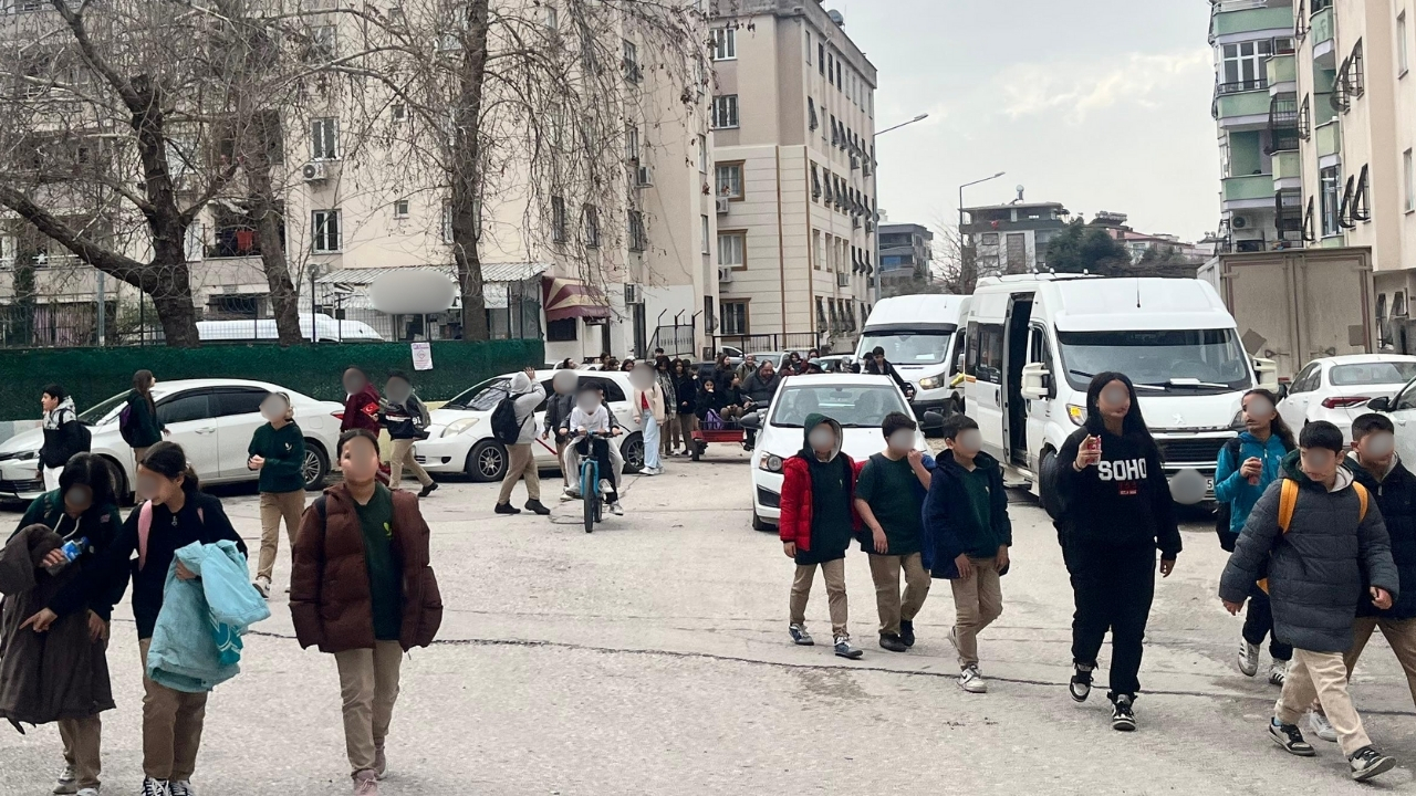 Okul Yolu Değil Adete Mayın Tarlası ''Çukura Mı Bakayım, Çocuğa Mı'' (1)-1