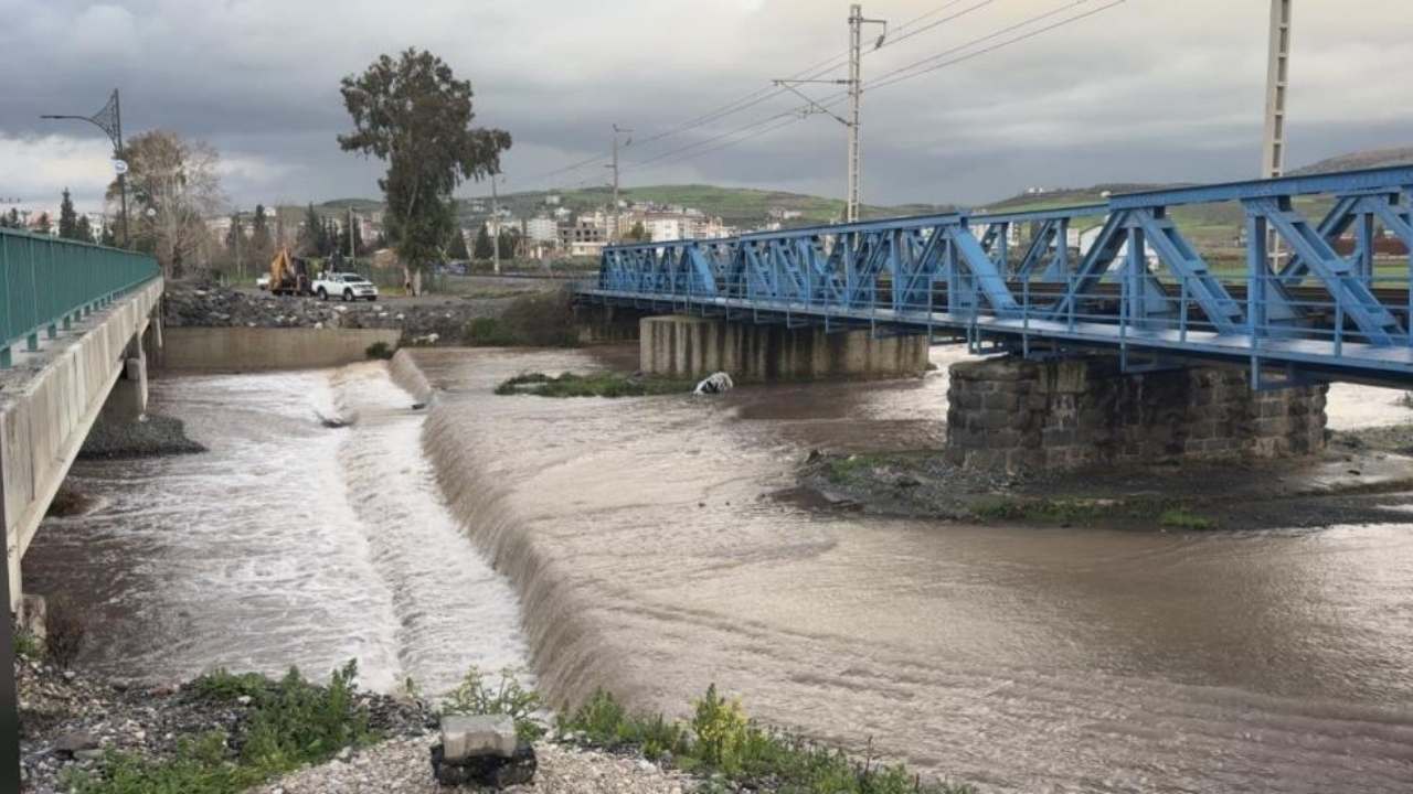Osmaniye Toprakkale'de Şiddetli Sağanak Ev Ve İş Yerlerini Su Bastı! (1)