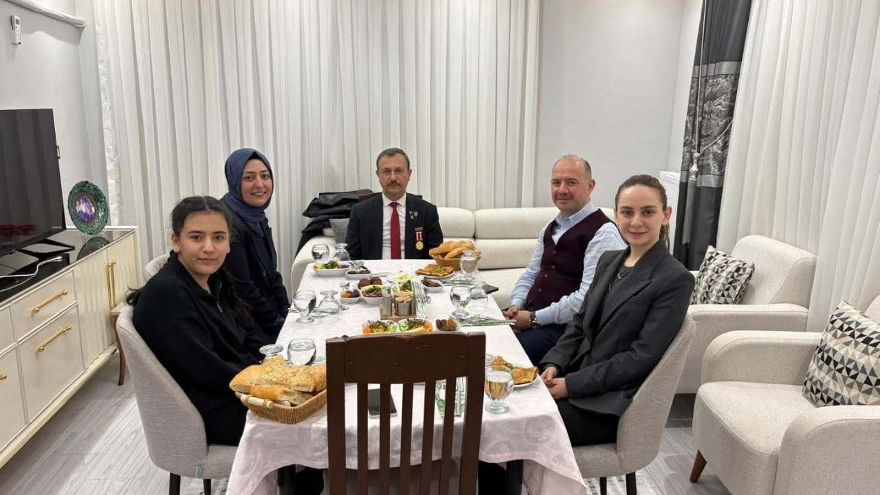Osmaniye Valisi ve kızı 6 Şubat’ta eşi ile dört evladını şehit veren Gazi ile iftar masasında