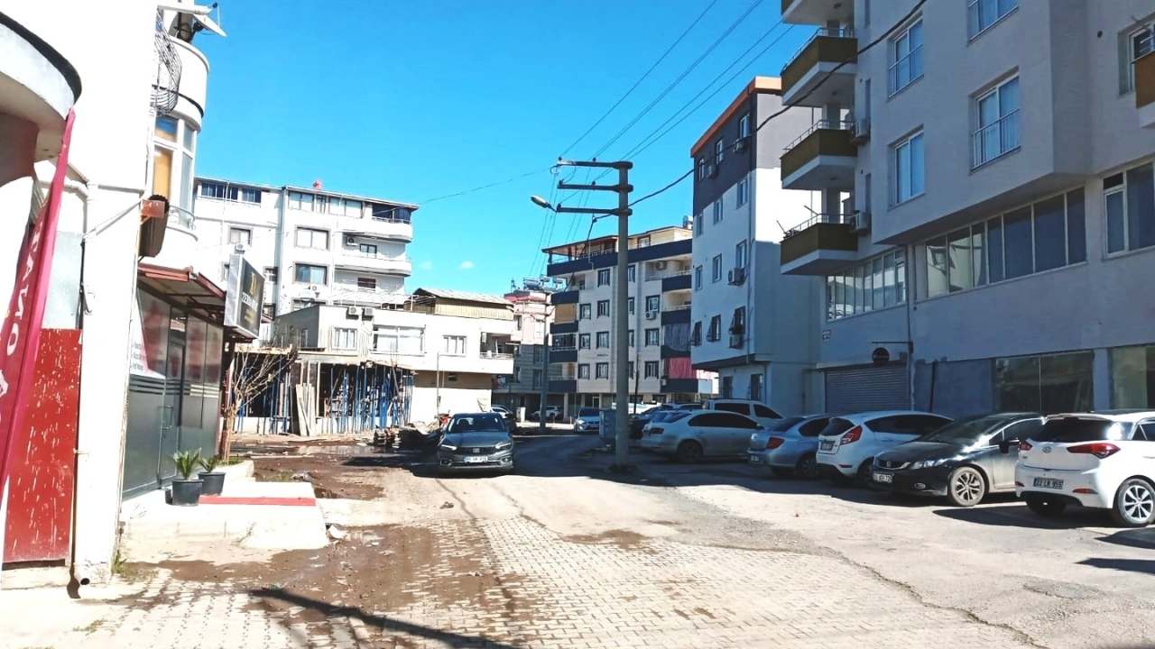 Osmaniye’de Bu Sokakta Elektrik Direkleri Tehlike Oluşturmayacak! (1)