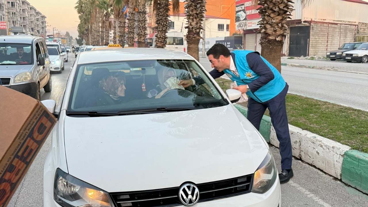 Osmaniye’de İftara Yetişemeyen Vatandaşlara İftara 5 Kala İkramı Ulaştırıldı (1)