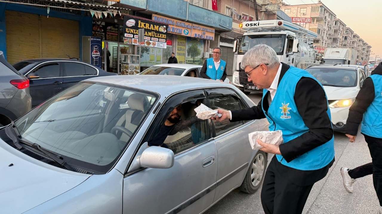 Osmaniye’de İftara Yetişemeyen Vatandaşlara İftara 5 Kala İkramı Ulaştırıldı (2)