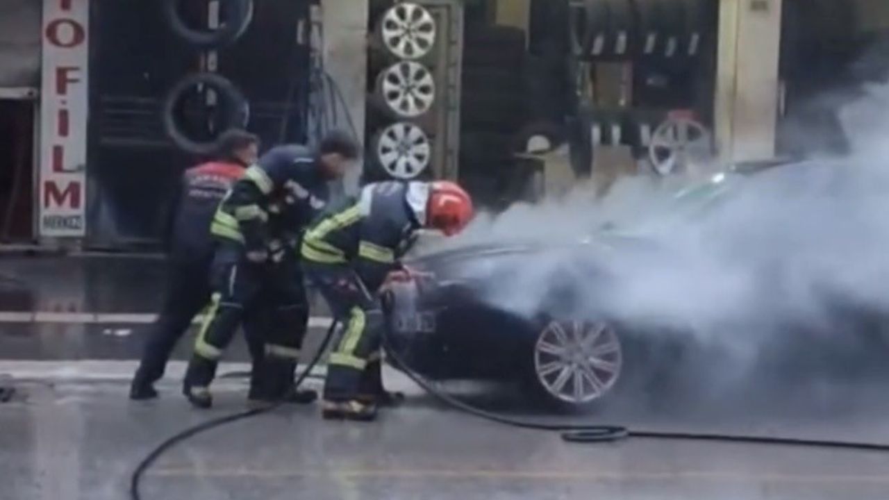 Osmaniye’de Korku Dolu Anlar! Park Halindeki Otomobil Bir Anda Alevlere Teslim Oldu (1)-1