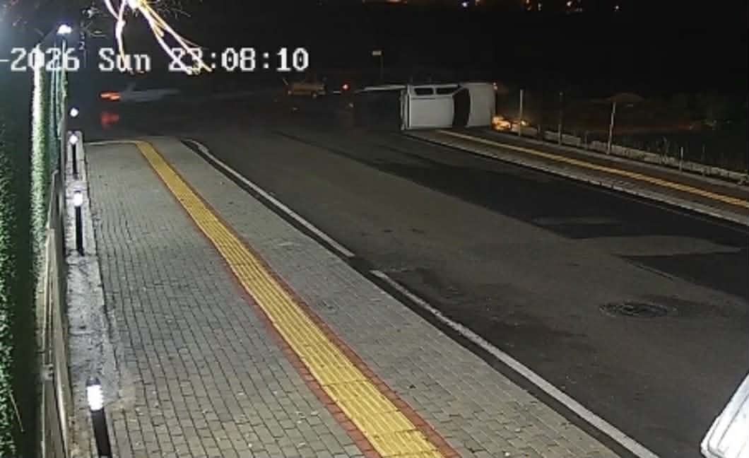 Osmaniye’de Otomobil Ile Kamyonet Çarpıştı 2 Yaralı, Kaza Kamerada