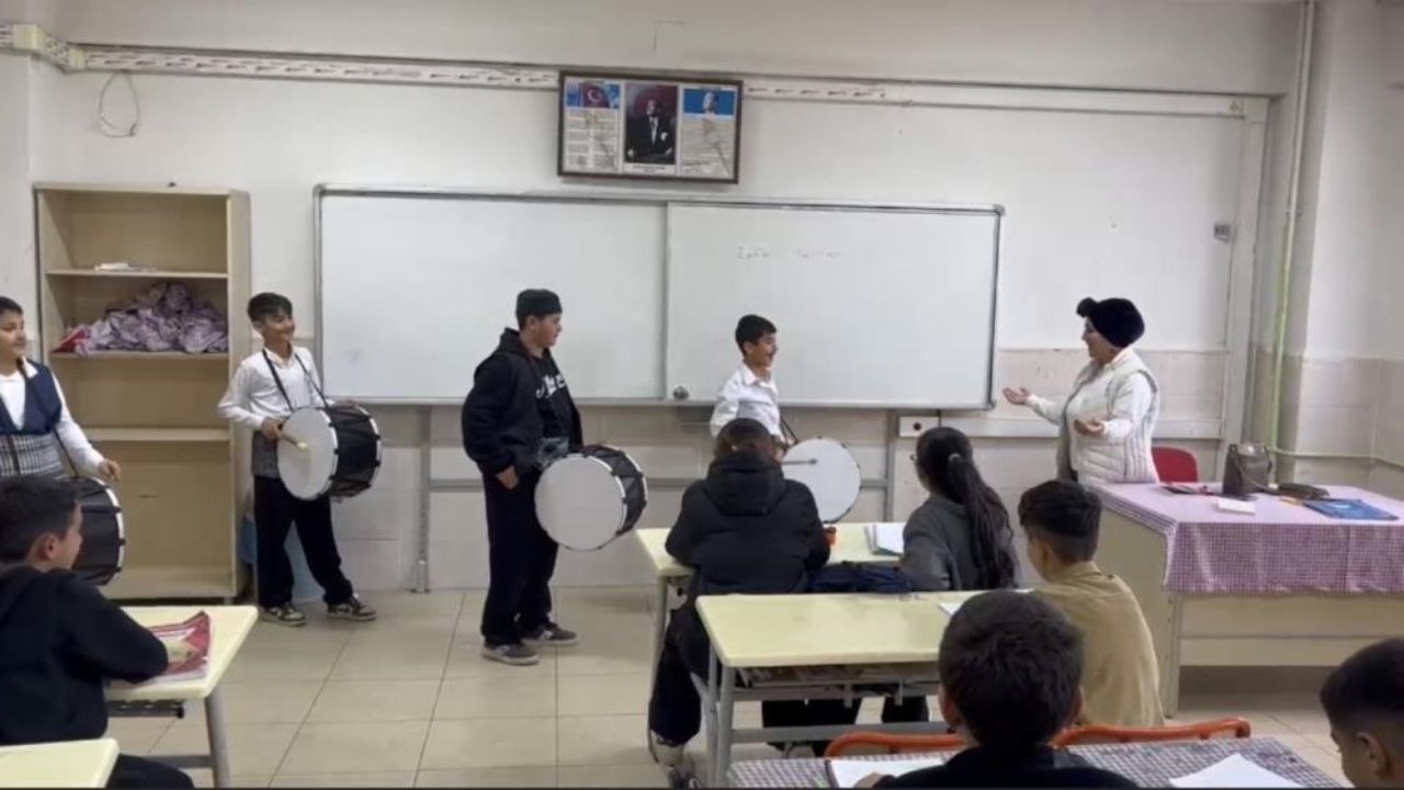 Osmaniye’de Ramazan Davulcusu Geleneği Okulda Yaşatıldı