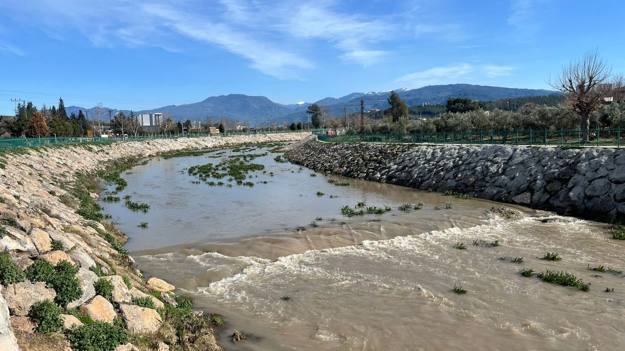 Osmaniye’de Yağışlar Karaçay’ı Kararttı Çamurlu Su Akışı Dikkat Çekiyor